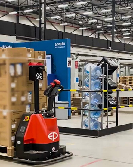 Automated warehouse with EP robotic equipment